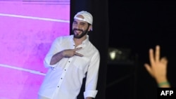 El presidente de El Salvador, Nayib Bukele, hace gestos durante su discurso en la ceremonia de clausura de la conferencia Latin Bitcoin (LaBitConf) en Mizata Beach, El Salvador, el 20 de noviembre de 2021.