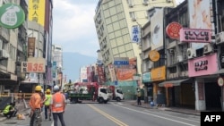 Gedung Full Hotel di Hualien, yang sebelumnya rusak akibat gempa pada 3 April, semakin miring ke satu sisi setelah serangkaian gempa pada malam 22 April 2024. (Foto: CNA melalui AFP)