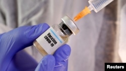 Perusahaan farmasi dunia berlomba-lomba memproduksi vaksin Covid-19 di tengah jumlah kematian yang terus meningkat (foto: ilustrasi). 