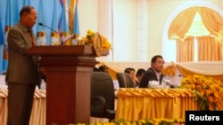 រូបឯកសារ៖ លោក ហេង សំរិន ប្រធាន​កិត្តិយស​គណបក្ស​ប្រជាជន​កម្ពុជា​ និង​ជា​ប្រធាន​រដ្ឋសភា​ជាតិ ថ្លែង​​នៅ​ក្នុង​សមាជ​វិសាមញ្ញ​របស់​គណបក្ស​ប្រជាជន​កម្ពុជា​នៅ​រាជធានី​ភ្នំពេញ​កាល​ពី​ថ្ងៃ​សុក្រ​ទី​៣០ ខែ​មករា ឆ្នាំ​២០១៥ ដោយ​មាន​វត្តមាន​លោក​នាយករដ្ឋមន្ត្រី​ ហ៊ុន សែន អនុប្រធាន​គណបក្ស។