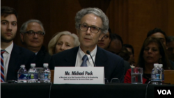 រូបឯកសារ៖ Michael Pack ដែល​ជាអ្នក​ផលិត​ភាពយន្ត​ឯកសារ​​ម្នាក់ ចូលរួមនៅក្នុងសវនាការរបស់គណៈកម្មាធិការព្រឹទ្ធ​សភា​អាមេរិក​ទទួល​បន្ទុក​កិច្ច​ការ​ការ​បរទេស ស្តីអំពីការតែងតាំងរូបលោកជាបេក្ខជនដឹកនាំបណ្តាញផ្សព្វផ្សាយ USAGM កាលពីថ្ងៃទី១៩ ខែកញ្ញា ឆ្នាំ២០១៩។