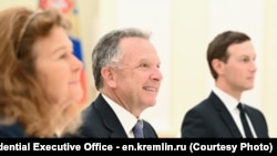 2025년 12월 2일 러시아 모스크바 크렘린궁에서 열린 회의에 참석한 도널드 트럼프 대통령의 특사 스티브 위트코프와 사위 재러드 쿠슈너(오른쪽에서 왼쪽 순) (사진: 크리스티나 코르밀리치나)