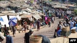 ဘင်္ဂလားဒေ့ရှ်နိုင်ငံ Kutupalong ဒုက္ခသည်စခန်းရှိ ဈေးတခု အတွင်းမှာ တွေ့ရတဲ့ ရိုဟင်ဂျာ ဒုက္ခသည်များ (မေ ၁၅၊ ၂၀၂၀) 