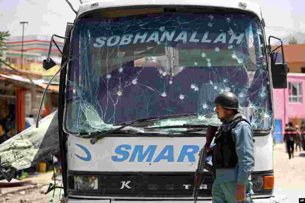Afg'oniston poytaxtida Adliya vazirligi xodimlari ketayotgan avtomobilning yonida bir kishi o'zini portlatgan. Kamida ikki fuqaro halok bo'lib, yana 20 odam jarohatlangan.