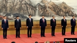 中共第19屆中共中央政治局常委（從左至右）韓正、王滬寧、栗戰書、習近平、李克強、汪洋、趙樂際同記者見面（2017年10月25日）。