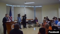 លោក​ឧបការី​រដ្ឋ​មន្ត្រី​ក្រសួង​ការបរទេស​សហរដ្ឋ​អាមេរិក​ ​ថម​ ម៉ាលីណូស្គី​ ​(Tom​ ​Malinowski)​ ​ទទួល​បន្ទុក​សិទ្ធិ​មនុស្ស​ ​ប្រជាធិបតេយ្យ​ ​និង​ការងារ ថ្លែង​ទៅ​កាន់​ក្រុម​និស្សិត​ប្រមាណ​១០០​នាក់​មក​ពី​សាកលវិទ្យាល័យ​នានា​ ​ក្នុង​រាជធានី​ភ្នំពេញ ​កាល​ពី​ព្រឹក​ថ្ងៃ​អង្គារ ទី១២ ខែកក្កដា ឆ្នាំ២០១៦។ (រូបភាព​ដកស្រង់​ចេញ​ពី​ទំព័រ​ហ្វេកប៊ុក​របស់​ស្ថានទូត​អាមេរិក​ប្រចាំ​នៅ​កម្ពុជា)