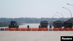 Soldados birmanos bloquean la carretera que conduce al Congreso en Naipyidó.