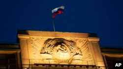 რუსეთის ეროვნული დროშა, რუსეთის სახელმწიფო სათათბიროს შენობაზე. 3 მარტი, 2019.