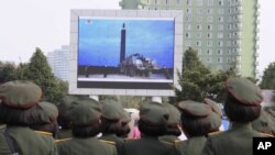 Shimoliy koreyalik harbiylar sinovni televizor orqali tomosha qilmoqda, Pxenyan shahri