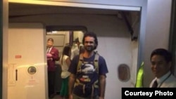 សកម្មជន​ការពារ​បរិដ្ឋាន​នៅ​តំបន់​អារ៉ែង លោក Alex Gonzalez Davidson (កណ្តាល) មុន​ពេល​ឡើង​ជិះ​យន្តហោះ​ទៅ​ប្រទេស​អេស្ប៉ាញ នៅ​ថ្ងៃទី ២៣ ខែកុម្ភៈ ឆ្នាំ២០១៥។ (រូបថត​ផ្តល់​ឲ្យ)