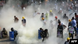 ကလေးမြို့တွင် ရဲကပစ်လိုက်သည့် မျက်ရည်ယိုဗုံးကို ကောက်ယူနေသည့် ဆန္ဒပြသူများ။ မတ် ၂၊ ၂၀၂၁။