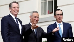 中国国务院副总理刘鹤(中）2019年10月10日在贸易谈判前与美国贸易代表莱特希泽（左）和美国财政部长姆努钦（右）一起与媒体会面。