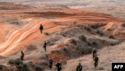 Soldados del ejército israelí retornan tras buscar restos humanos luego del ataque de Hamás el 7 de octubre a lo largo de la frontera con el sur de Israel. Foto del 12 de noviembre de 2023.