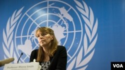 លោកស្រី រ៉ូណា ស្មីត (Rhona Smith) អ្នករាយការណ៍ពិសេសអង្គការសហប្រជាជាតិថ្លែងការណ៍ក្នុងសន្និសីទសារព័ត៌មានអំពីស្ថានភាពសិទ្ធិមនុស្សនៅកម្ពុជានាឱកាសចុងបញ្ចប់បេសកកម្មនៅការិយាល័យទីភ្នាក់ងារអ.ស.ប.ទទួលបន្ទុកសិទ្ធិមនុស្សហៅកាត់ថា UNOHCHR នៅទីក្រុងភ្នំពេញ កាលពីថ្ងៃពុធ ទី១៩ ខែតុលា ឆ្នាំ២០១៦។