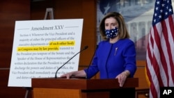 រូបឯកសារ៖ ប្រធាន​រដ្ឋសភា​សហរដ្ឋ​អាមេរិក​អ្នកស្រី Nancy Pelosi ថ្លែង នៅក្នុង សន្និសីទ សារព័ត៌មាន មួយ​នៅ​ឯ​វិមាន​សភា​កាពីតូល​ក្នុង​រដ្ឋធានី​វ៉ាស៊ីនតោន កាលពី​ថ្ងៃសុក្រ​ទី៩ ខែតុលា ឆ្នាំ២០២០។