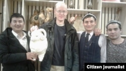 Tadqiqotchi Yevgeniy Bunin (markazda)