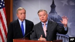 រូបឯកសារ៖ សមាជិក​ព្រឹទ្ធសភា​អាមេរិក​លោក ឌីក ដឺប៊ីន (Dick Durbin) និង​លោក លីនស៊ី ហ្ក្រែម (Lindsey Graham) ថ្លែង​ក្នុង​សន្និសីទ​សារព័ត៌មាន​នៅ​វិមាន Capital Hill ក្នុង​រដ្ឋ​ធានី​វ៉ាស៊ីនតោន កាលពី​ថ្ងៃ​ទី៥ ខែ​កញ្ញា ឆ្នាំ២០១៨។ (រូបថត AP)
