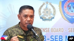 資料照片：菲律賓軍隊總參謀長佈勞納將軍在與美國印太司令部司令帕帕羅將軍在位於菲律賓北部城市碧瑤的菲律賓軍事學院聯合舉行記者會期間講話。(2024年8月29日)