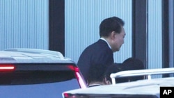 Smijenjeni predsjednik Južne Koreje Yoon Suk Yeol stiže u Ured za istragu korupcije za visoke zvaničnike u Gwacheonu, Južna Koreja, 15. januara 2025.