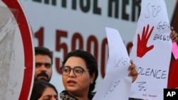 په کوټه کې د جنسي زیاتي خلاف احتجاج کوونکو کې د بشري حقونو فعالې حمیدې هزاره وویل چې دلته د ځنګل قانون دی "د جنسي تیري د ماشومانو د بیارغونې مرکزونه جوړ شي