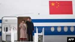 Kineski predsjednik Xi Jinping i njegova supruga Peng Liyuan mašu prije polaska na aerodrom Tarbes-Lourdes, Francuska, 7. maja 2024.