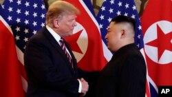 El presidente de EE.UU., Donald Trump, estrecha la mano del líder de Corea del Norte, Kim Jong Un, el miércoles, 27 de febrero de 2019, en Hanoi, Vietnam.