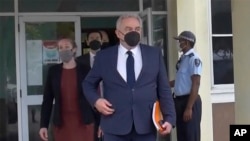 美国白宫印太政策协调员库尔特·坎贝尔(Kurt Campbell)2022年4月22日抵达所罗门群岛访问。（美联社）