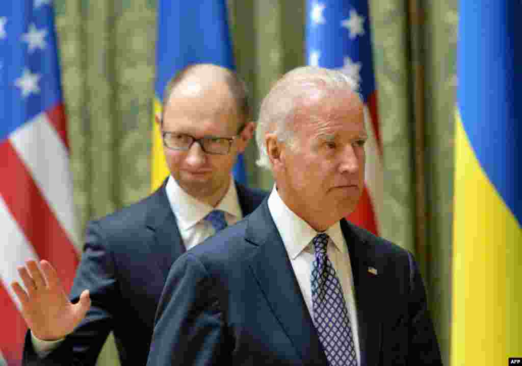 Віце-президент США та Арсеній Яценюк. "Ви намагаєтеся домогтися енергетичної безпеки і немає жодної причини чому ви не можете стати енергетично незалежні. &nbsp;Я справді так думаю. Це займе певний час. Потрібно буде приймати деякі важкі рішення, але це все разом у ваших силах, в силах влади Європи і США. І ми готові допомогти вам у досягненні цього. Уявіть собі, де ви були б сьогодні, якби могли сказати Росії: &laquo;Лишіть собі свій газ&raquo;. &nbsp;Ви мали б перед собою інший світ.&nbsp; В наших силах це змінити. &nbsp;Це займе деякий час, але це в наших силах. &nbsp;Це важкі рішення, але вони в наших силах", - Джо Байден. Київ 22-ге квітня.