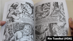 Komik wayang yang diterbitkan TB Maranatha sangat digemari karena kepiawaian pelukisnya menggambar secara detail. (Foto: Rio Tuasikal/VOA)