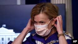 អ្នកស្រី​វេជ្ជបណ្ឌិត Deborah Birx ពាក់​ម៉ាស់​មុន​ថ្លែង​ជាមួយ​នឹង​អ្នក​សារព័ត៌មាន​អំពី​មេរោគ​កូរ៉ូណា​ នៅ​ក្នុង​សេតវិមាន កាលពី​ថ្ងៃទី២២ ខែឧសភា ឆ្នាំ២០២០។