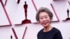 Youn Yuh-jung tiba di Union Station, Los Angeles, dalam perhelatan insan perfilman dunia ke-93, "The Academy Awards", Minggu, 25 April 2021. (Foto AP / Chris Pizzello, Pool)