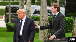 โดนัลด์ ทรัมป์ และบาร์รอน ทรัมป์ ที่รัฐฟลอริดา วันที่ 18 ม.ค. 2023