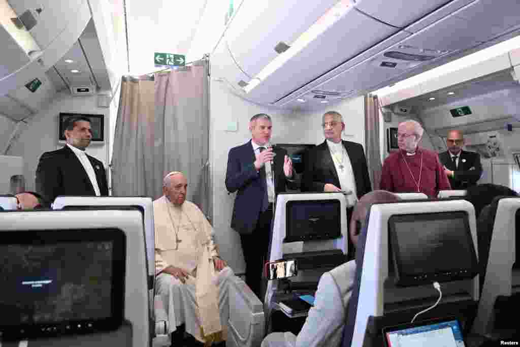 Papa Francis yuko ndani ya ndege akirudi Vatican baada ya ziara ya siku sita nchini Sudan Kusini na Jamhuri ya Kidemokrasia ya Kongo