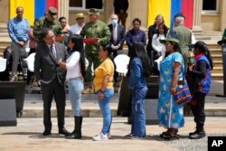 El presidente de Colombia, Gustavo Petro, habla con indígenas que participaron en la búsqueda de cuatro niños indígenas que sobrevivieron a un accidente aéreo en el Amazonas, en Bogotá, Colombia, el lunes 26 de junio de 2023. (Foto AP/Fernando Vergara)