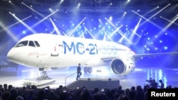 Le premier ministre DMitry Medvedev participe à la cérémonie de présentation du MC 21 à Irkutsk, en Russie, le 8 juin 2016.