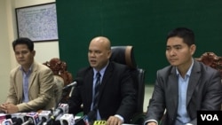 លោក អ៊ុក គឹមសេង អ្នកនាំពាក្យ​ក្រសួង​ព័ត៌មាន ថ្លែង​ក្នុង​សន្និសីទ​សារព័ត៌មាន​ស្តីពី «ការចោទ​ប្រកាន់​របស់វិទ្យុ​អាស៊ីសេរី​ពាក់ព័ន្ធ​ការបិទការិយាល័យ​របស់​ខ្លួន​នៅ​ព្រះរាជាណាចក្រ​កម្ពុជា» ​នៅ​ក្រសួង​ព័ត៌មាន ថ្ងៃ​ទី១៥ ខែកញ្ញា ឆ្នាំ២០១៧៕(កាន់ វិច្ឆិកា/VOA)