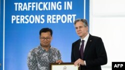 Waziri wa mambo ya nje wa Marekani Antony Blinken akisimama na Mech Dara, shuja kutoka Cambodia aliyechapisha ripoti ya usafirishaji haramu wa binadamu mwaka 2023. Picha ya AFP