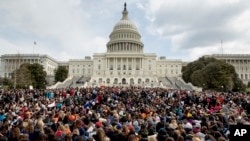 សិស្សានុសិស្ស​ប្រមូល​ផ្តុំ​គ្នា​នៅ​ខាង​ក្រៅ​វិមាន​សភា Capitol ក្នុង​រដ្ឋធានី​វ៉ាស៊ីនតោន កាលពី​ថ្ងៃទី១៤ ខែមីនា ឆ្នាំ២០១៨។