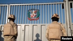 Soldados de la República Dominicana vigilan la puerta de la frontera en la ciudad fronteriza de Dajabón, República Dominicana, el 18 de marzo de 2024.