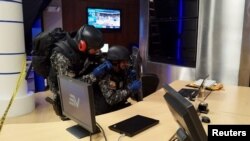Agentes de la policía ecuatoriana investigan en los estudios de Ecuavisa tras el envío de varios paquetes bomba a periodistas en Ecuador, el 20 de marzo de 2023.