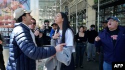 Propalestinski pristalica i pristalice Izraela raspravljaju na pločniku nakon što su ljudi učestvovali u skupu "Vrati ih kući sada", pozivajući na oslobađanje izraelskih talaca koje je Hamas kidnapovao 7. oktobra 2023., ispred Kolumbija univerziteta.