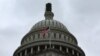 La cúpula del edificio del Capitolio de los Estados Unidos se ve en un día lluvioso mientras se acercaba la fecha límite para evitar un cierre del gobierno en Washington, Estados Unidos, el 26 de septiembre de 2023.