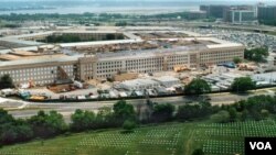 Un funcionario policial dijo que el hombre detenido fue descubierto durante la noche en el Cementerio Nacional de Arlington, cerca del Pentágono.