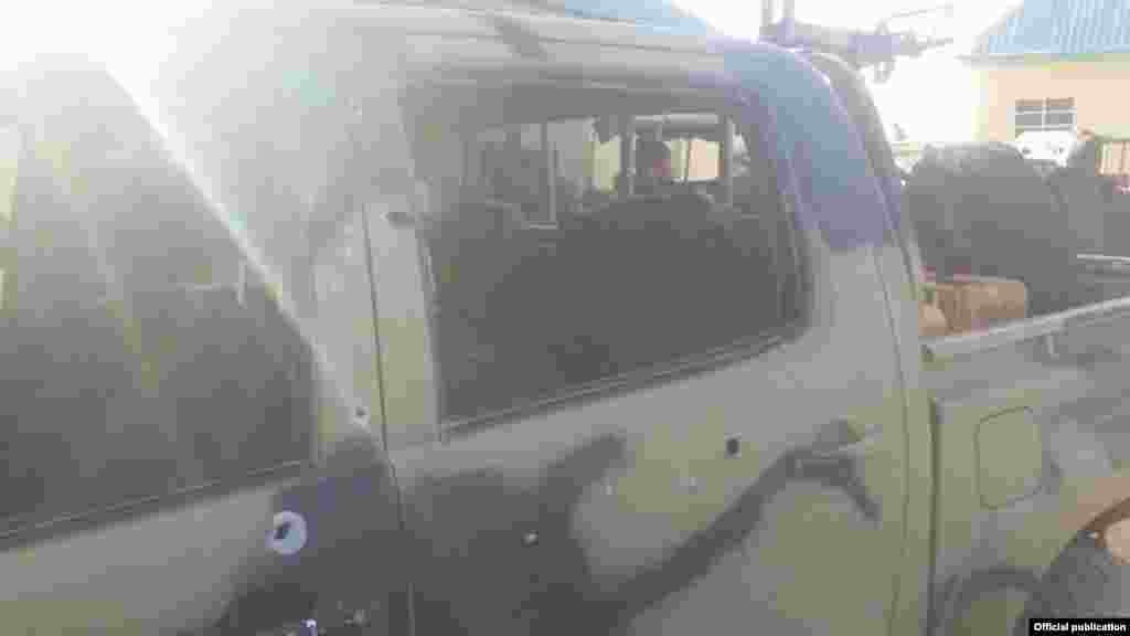 Mota Kirar Hilux Makare Da Galan Galan Cike Da Man Fetur Da Sojojin Najeriya Suka Kwace Daga Hannun 'Yan Kungiyar Boko Haram A Gwai Mainari Kusa Da Minok A Jahar Borno Yau Da Safe &nbsp;