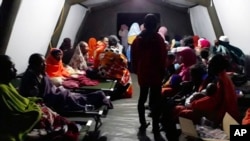 ពលរដ្ឋ​ដែល​រងគ្រោះ​ដោយសារ​គ្រោះ​រញ្ជួយដី​សម្រាក​នៅ​ក្នុង​ជម្រក​បណ្តោះ​អាសន្ន​មួយ​នៅ​លើ​កោះ Lombok ប្រទេស​ឥណ្ឌូនេស៊ី កាលពី​ថ្ងៃទី៥ ខែសីហា ឆ្នាំ២០១៨។