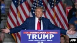 资料照片：前总统特朗普在宾夕法尼亚州伊利举行的竞选集会上讲话。(2023年7月29日)