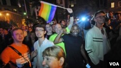 Kaum gay berkumpul di Manhattan, New York untuk merayakan lolosnya UU Pernikahan Gay dan Lesbian di negara bagian New York (24/6).