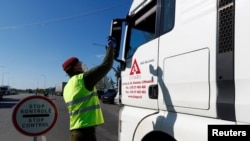 Литва має сухопутний кордон з Білоруссю та російською Калінінградською областю, потрапити з якої в Росію можна лише через територію Литви, чи Польщі.