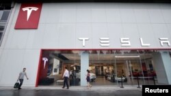 资料照：特斯拉在北京总部外的一处专卖店（2018年7月11日）