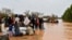 Des bateaux de la police sont utilisés pour transporter des personnes après les fortes pluies qui ont endommagé la route nationale 25 reliant Niamey aux provinces de Tillabéri et Tahoua, dans l'ouest du Niger, le 20 août 2024.